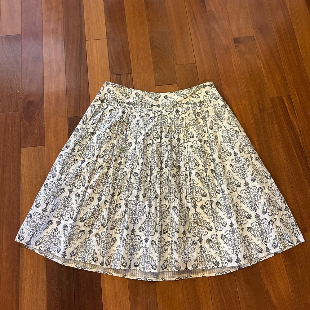 Ann Taylor LOFT Women’s White/black pleated skirt career size 6